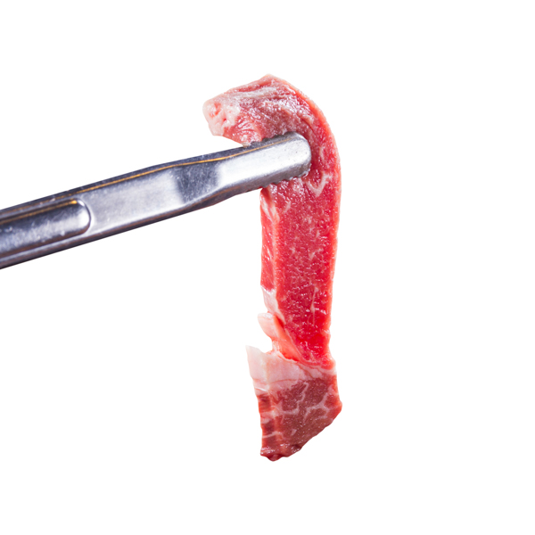 【ドンピックでつまむ生牛肉】の切り抜き飲食店用デジタル写真。ファイルサイズ約 12.7MB、3600 * 3600 ピクセルの切り抜き済みのPSDファイルです。【一部の素材にはシャドウレイヤーが含まれており、Photoshopなどの写真編集ソフトでレイヤーの表示・非表示を自由に切り替えられます】