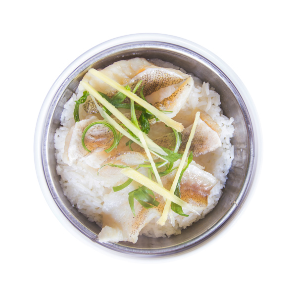 【魚のご飯】の背景白抜きグルメ画像。ファイルサイズ約 33.8MB、3600 * 3600 ピクセルの切り抜き済みのPSDファイルです。【一部の素材にはシャドウレイヤーが含まれており、Photoshopなどの写真編集ソフトでレイヤーの表示・非表示を自由に切り替えられます】