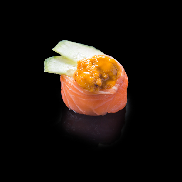 【サーモンウニ花巻き寿司】の背景透過処理した飲食店向きフォトグラフ。ファイルサイズ約 35.0MB、4724 * 4724 ピクセルの切り抜き済みのPSDファイルです。【一部の素材にはシャドウレイヤーが含まれており、Photoshopなどの写真編集ソフトでレイヤーの表示・非表示を自由に切り替えられます】