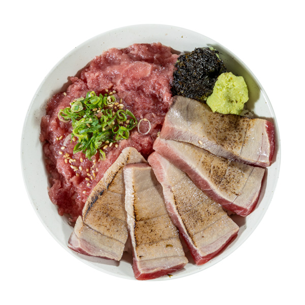 【まぐろ炙り刺身丼】の背景削除済み商用可能ダウンロード可能映像素材。ファイルサイズ約 63.6MB、4409 * 4409 ピクセルの切り抜き済みのPSDファイルです。【一部の素材にはシャドウレイヤーが含まれており、Photoshopなどの写真編集ソフトでレイヤーの表示・非表示を自由に切り替えられます】