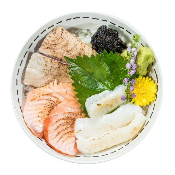 【まぐろサーモンのたたき鯛の刺身丼】の背景抜き加工済み食品写真。ファイルサイズ約 68.5MB、4547 * 4547 ピクセルの切り抜き済みのPSDファイルです。【一部の素材にはシャドウレイヤーが含まれており、Photoshopなどの写真編集ソフトでレイヤーの表示・非表示を自由に切り替えられます】