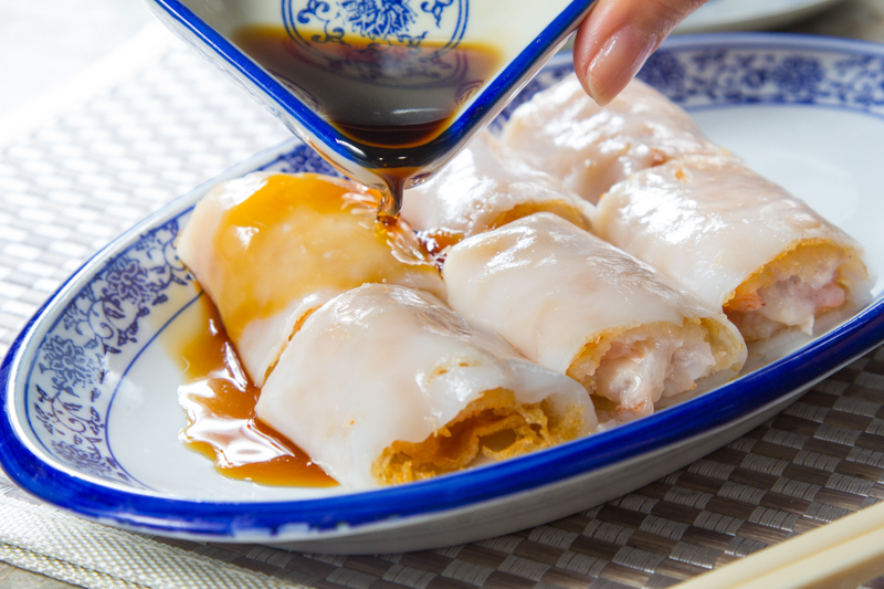 甜醤油を炸兩の腸粉にかける