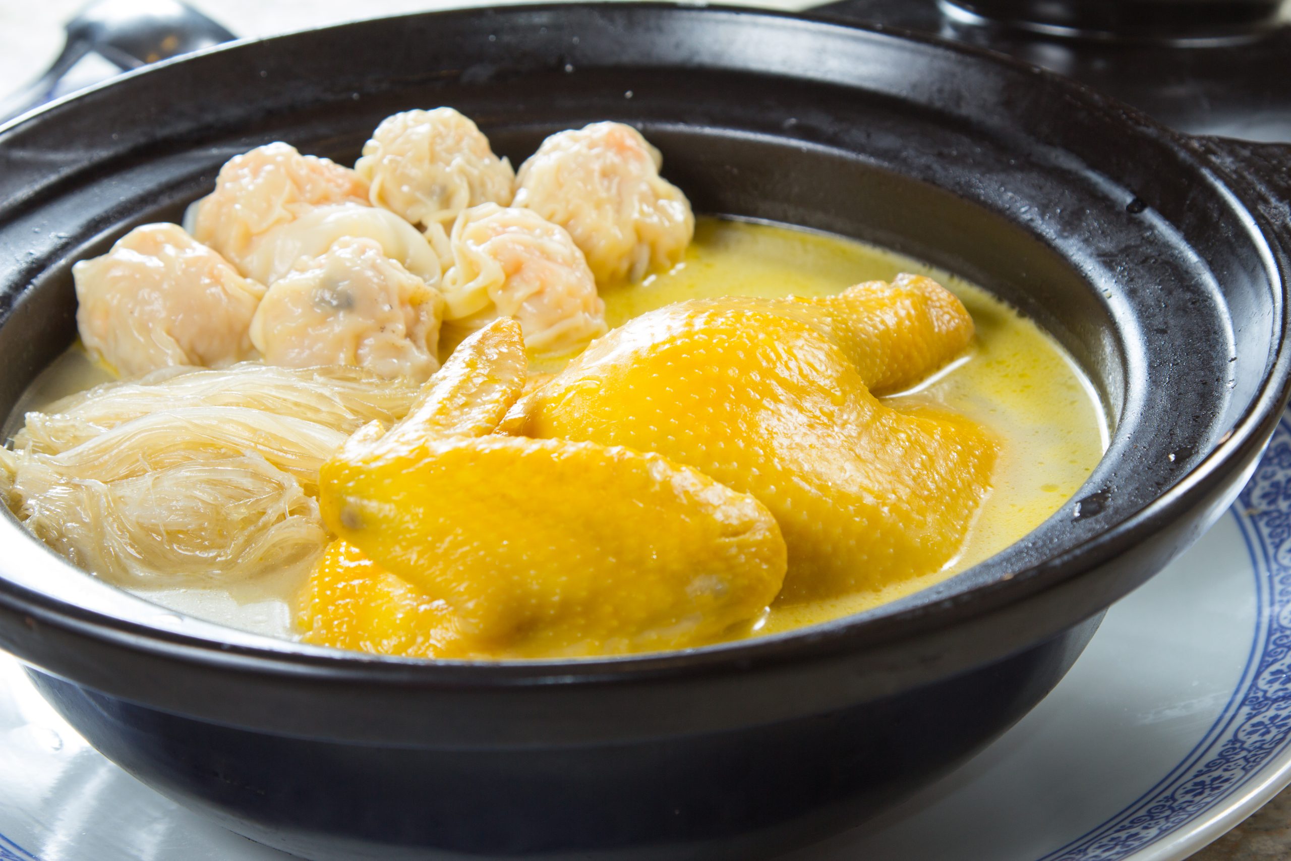 新鮮な鶏と金華ハムをゆっくり煮込み、旨味を極限まで引き出す