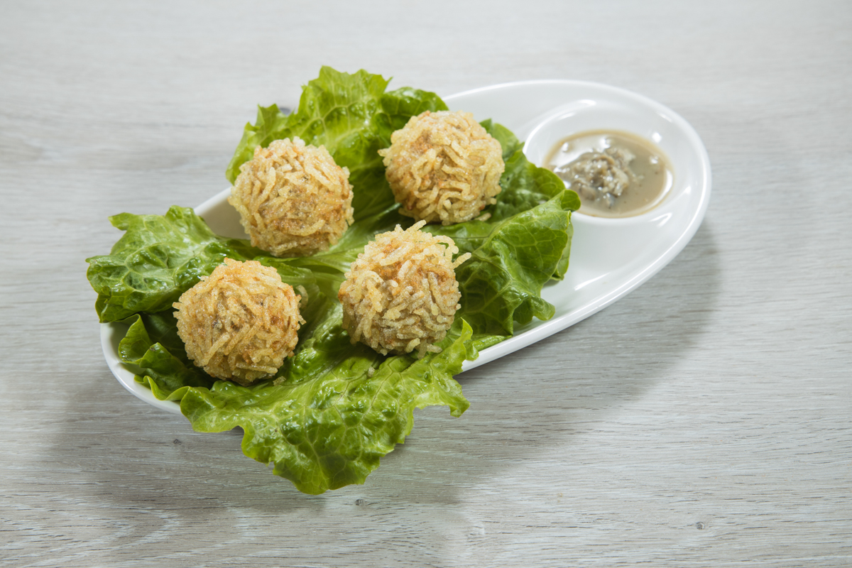 泥蜆の滋味と酒の香り、ほんのりとした酸味が混ざり合う一皿──蜆蚧鯪魚球（シジミ発酵醤のレンギョ団子）